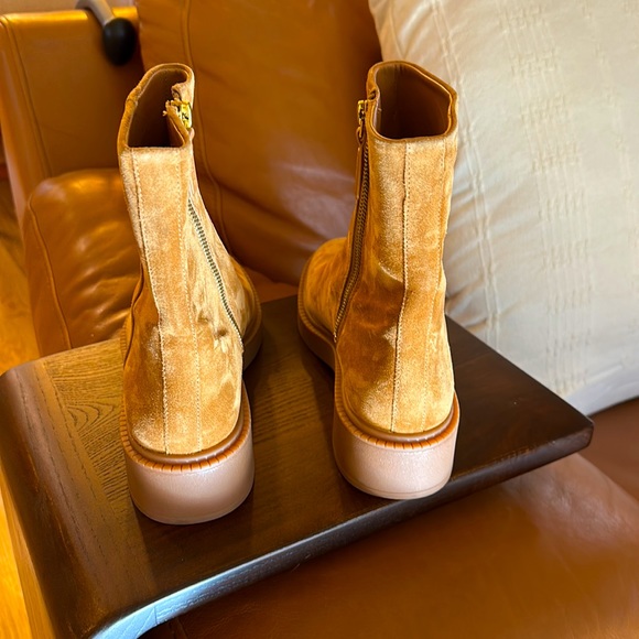 VINCE waterproof suede tan ankle boots - Picture 6 of 9